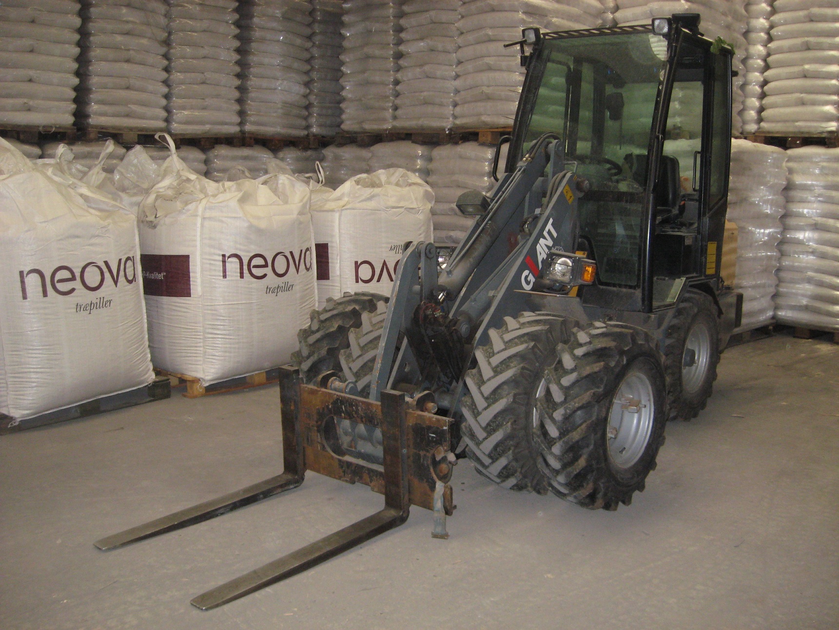 traepiller-traebriketter-braende-terr�ng�ende truck